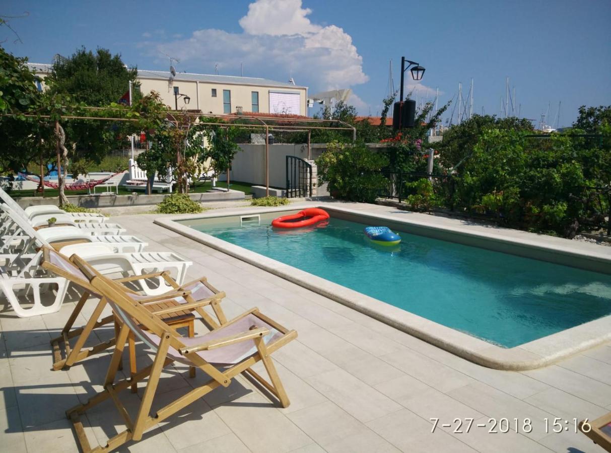 Apartments Gina Трогир Екстериор снимка