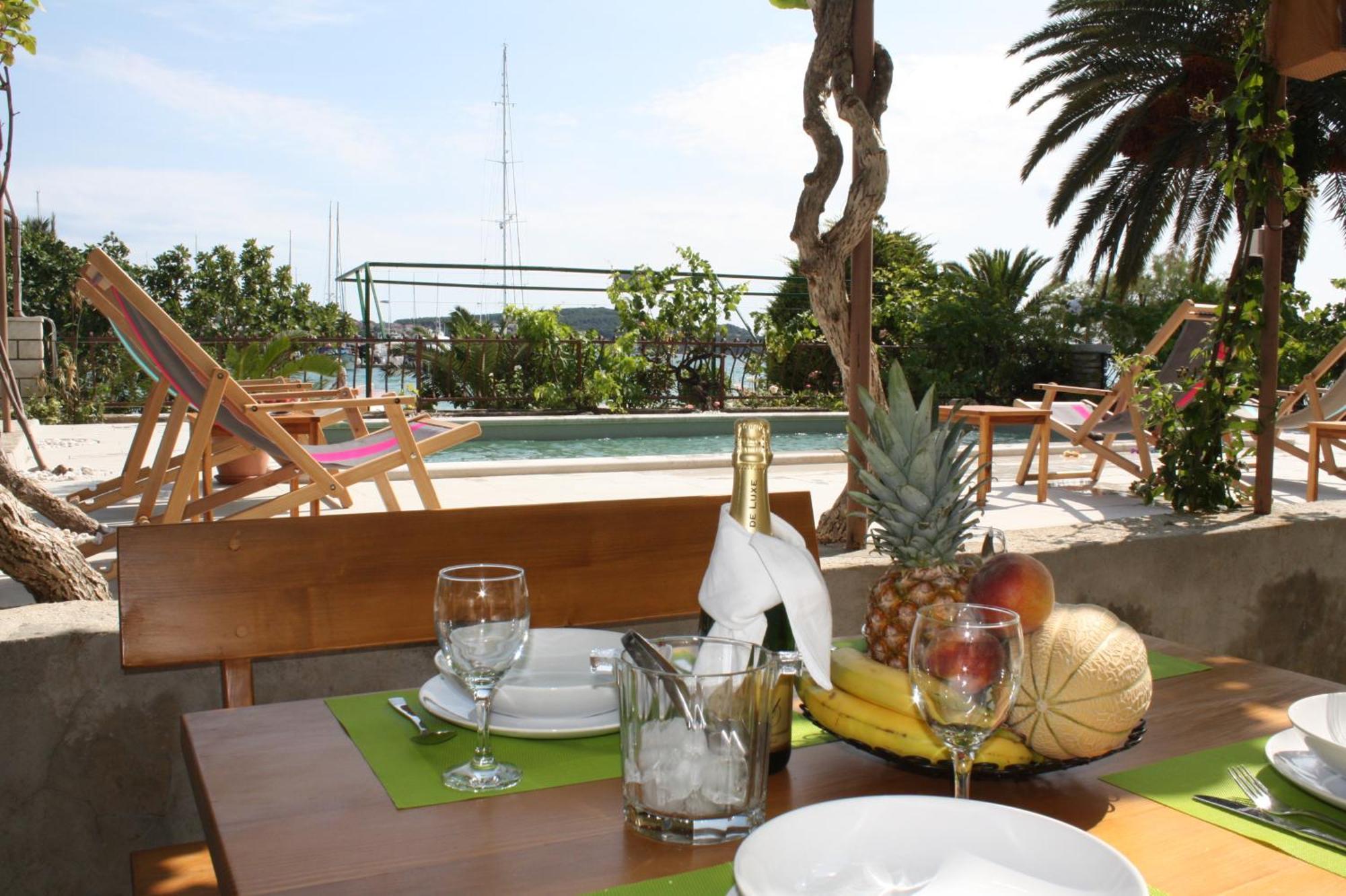 Apartments Gina Трогир Екстериор снимка