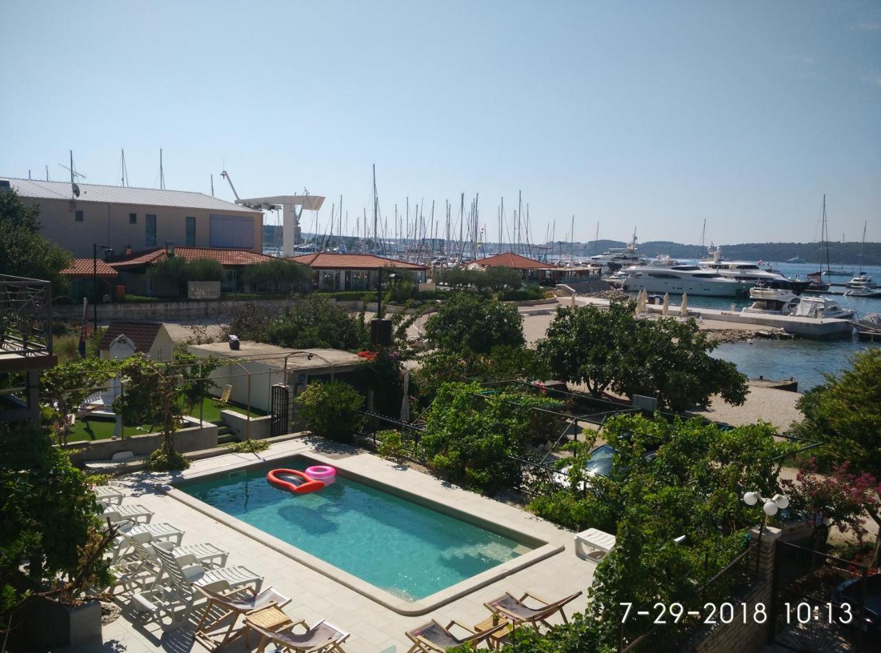 Apartments Gina Трогир Екстериор снимка