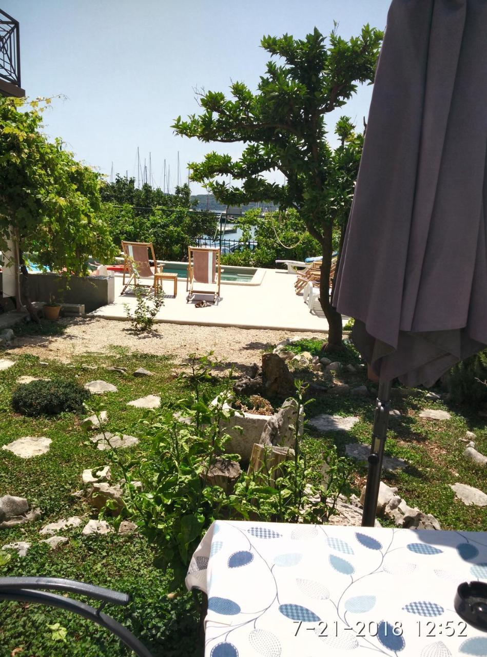 Apartments Gina Трогир Екстериор снимка